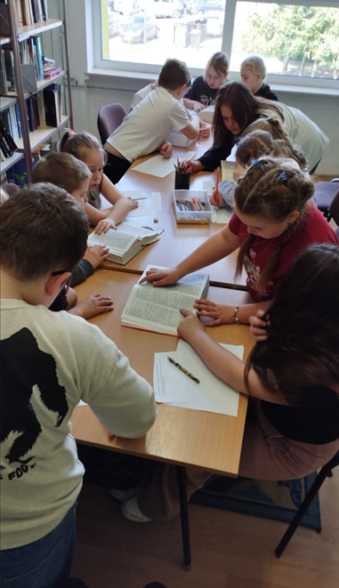 Zdjęcie: Detektywi słów - lekcja biblioteczna w klasie 3a